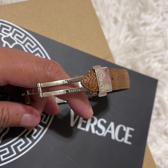 Versace women’s water resistant watch 17mm - Picture 5 of 16